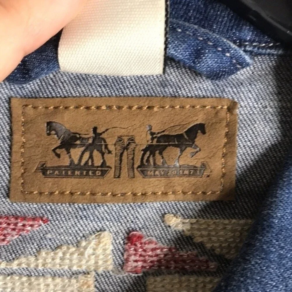 Levis Denim Jacket Embroidered back  Blue Trucker size large y2k